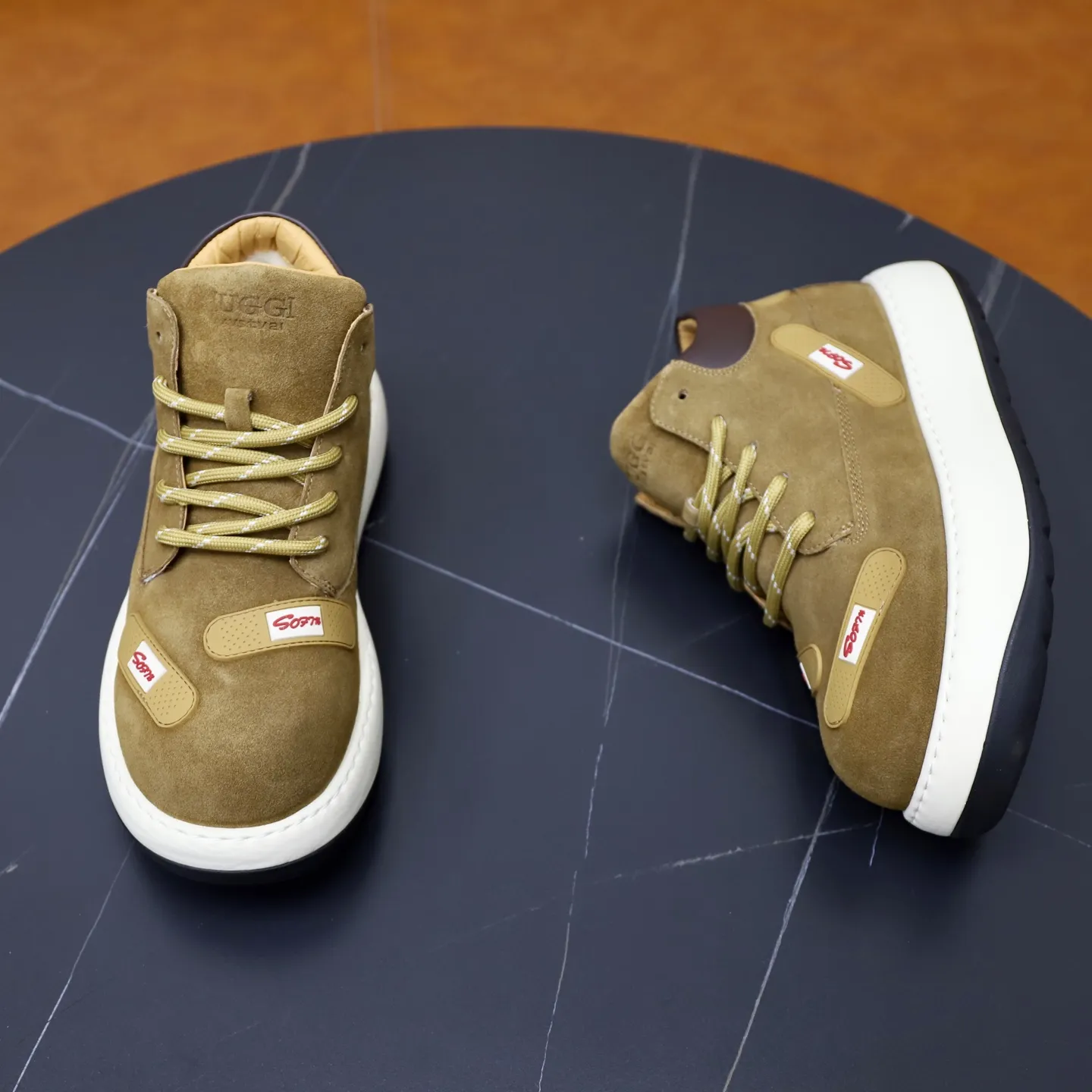 Ex-factory price: 680💰Thick wool imported from Australia Brand: UGG genuine purchase Size: 39-44 Grade: Official website 1:1 Material: First layer of genuine leather waterproof and antifreeze upper Real wool lining Original non-slip soft wear-resistant outsole Style category: Men's casual shoes Trendy style Comfortable on the feet Color: Official website color synchronization